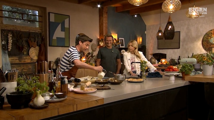 Bloemkoolsoep met cashewnoten en zelfgemaakte knoflooknaan