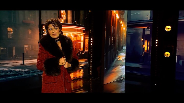 Roxeanne Hazes schittert met theatraal optreden van Maybe This Time 