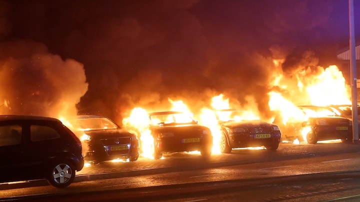 Vlammenzee bij autobedrijf in Leeuwarden: twintig auto's in brand