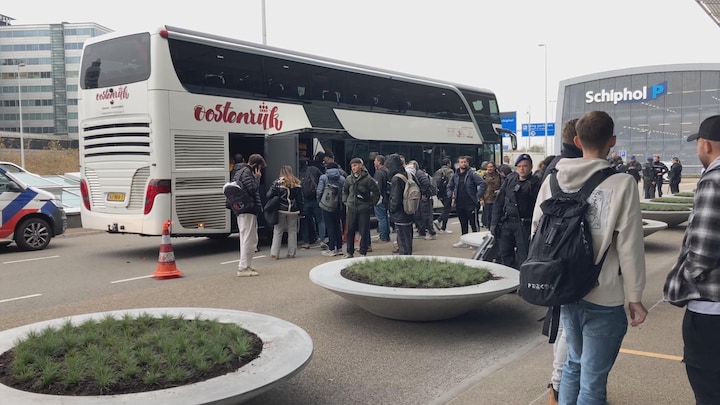 Aankomsthal Schiphol deels afgezet voor terugkeer Maccabi-supporters