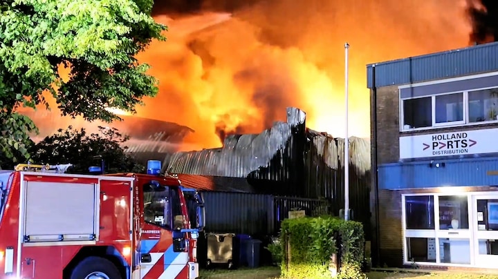 Zeer grote brand op industrieterrein in Leerdam