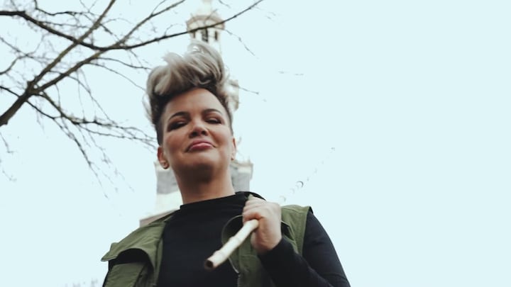 Eva Simons ziet op tegen ‘liegen en bedriegen’ op eiland