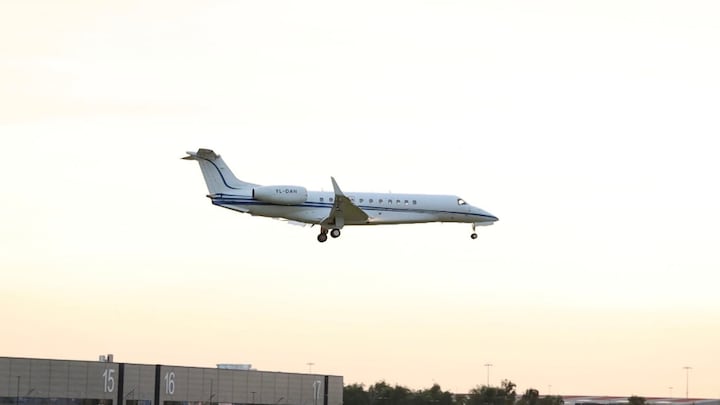 ZIEN: Hier landt privéjet met Quincy Promes op Schiphol