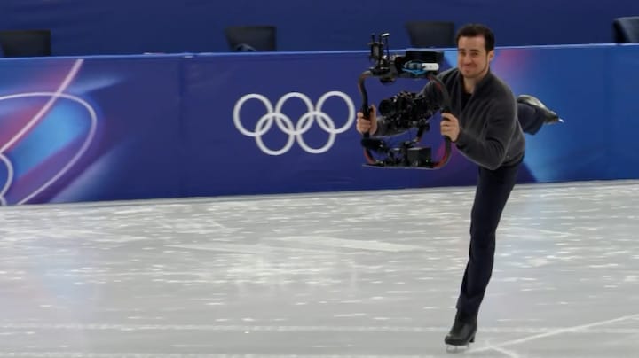 Jordan is kunstschaatser én cameraman tegelijk: 'Zorgen dat ik niet in de weg rijd'