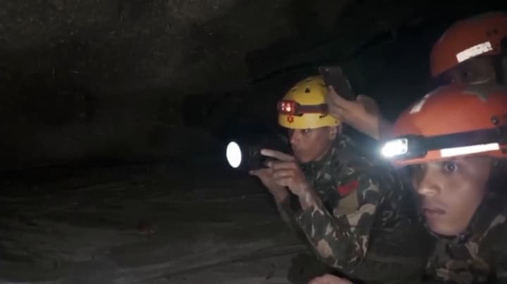 Race tegen klok om mensen uit tunnels te redden in Nepal
