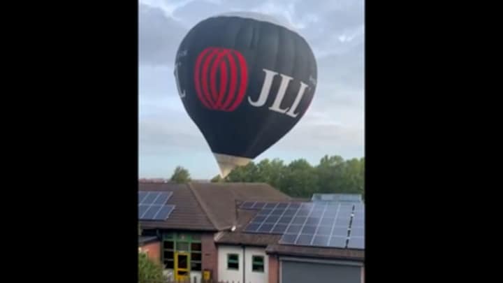 Bam: luchtballon vliegt tegen basisschool in Bristol aan
