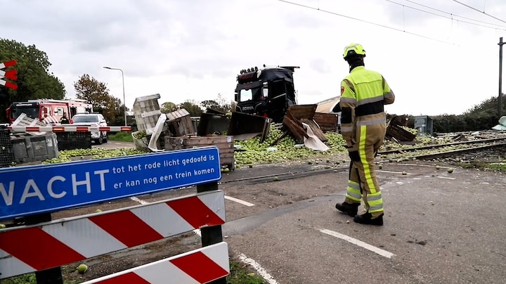 In beeld: ravage op het spoor na treinbotsing met fruittruck