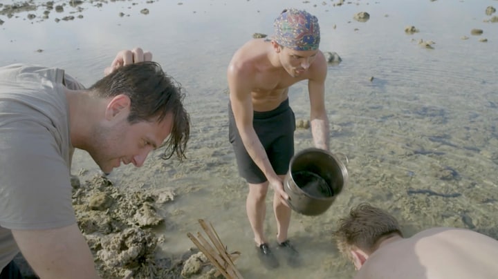 Dit moment haalde Expeditie Robinson niet: Koen Pieter van Dijk neemt het op tegen een krab