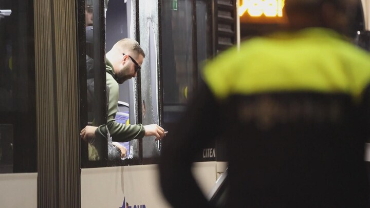 AZ-supporters vernielen raam van bus na aanhouding