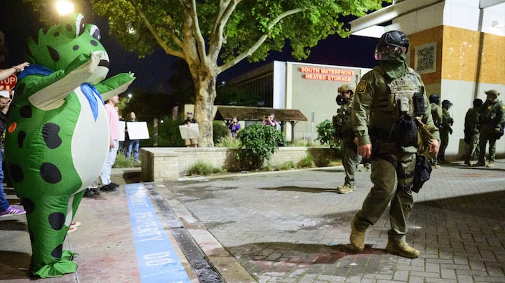 Als kikker voor een detentiecentrum: demonstranten VS hebben nieuwe tactiek