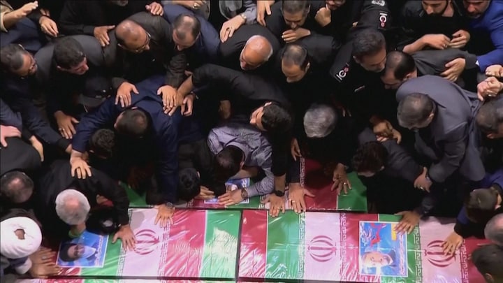 Inwoners Iran nemen massaal afscheid van president 