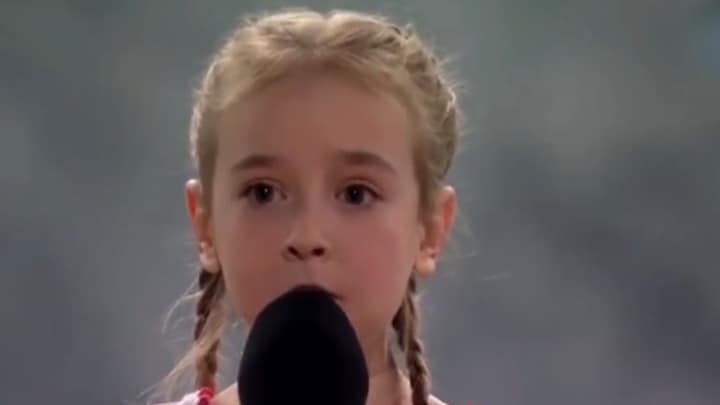 Gevluchte Amelia uit Oekraïne zingt volkslied tijdens benefiet