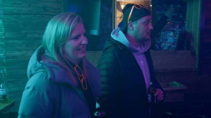 Hanneke probeert Erik los te krijgen op de après-ski in WVL