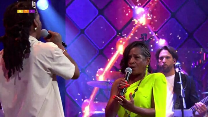 Met haar rappende zoon zingt Olivia een prachtig duet