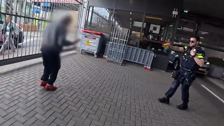 Kok aangehouden voor dragen messen, politie trekt tasers