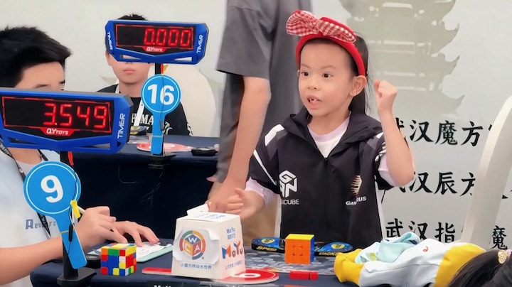 6-jarige verpulvert wereldrecord Rubiks kubus, minder dan 5 seconden