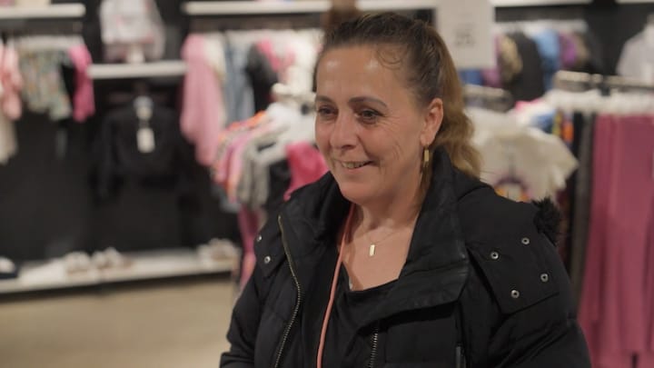 Alleenstaande moeder in Steenrijk, Straatarm emotioneel tijdens winkelen voor de kinderen: 'Prachtig om te zien' 