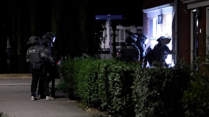 Zo vielen bewapende agenten huis terreurverdachte Rotterdam binnen