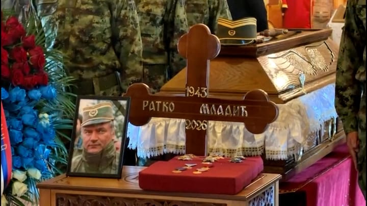 Oorlogsmisdadiger Mladić begraven, duizenden mensen op de been in Belgrado