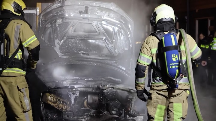 Metershoge vlammen uit de auto van Jacqueline, pal naast een woning... 