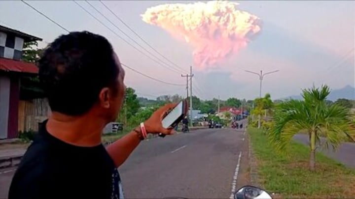 Três vezes em três meses: vulcão na Indonésia continua em erupção