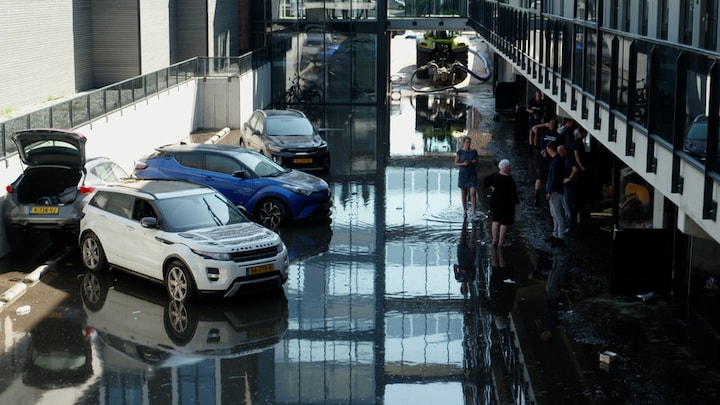 Waterballet in Enschedese parkeergarage: 'Ben bang dat dit vaker gaat gebeuren'