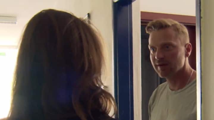 Daniël slaapt nog wanneer nieuwe date voor zijn deur staat in B&B Vol Liefde