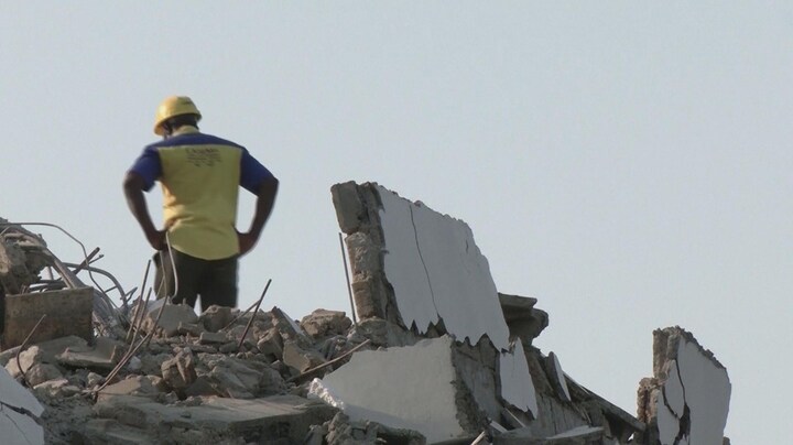 Overlevende wordt uit puin gered van ingestorte flat Nigeria