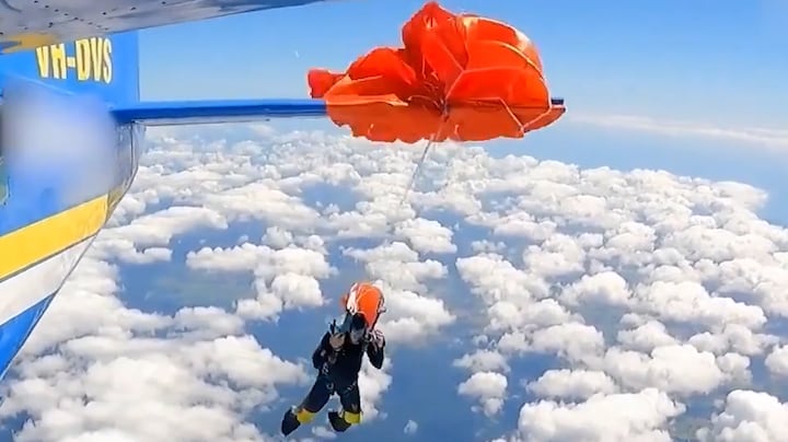 Angstig moment voor parachutist in Australië: blijft aan vleugel hangen