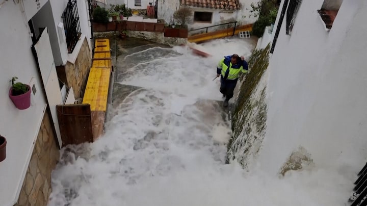 Straten volledig onder water: storm Marta overspoelt Spaans dorp