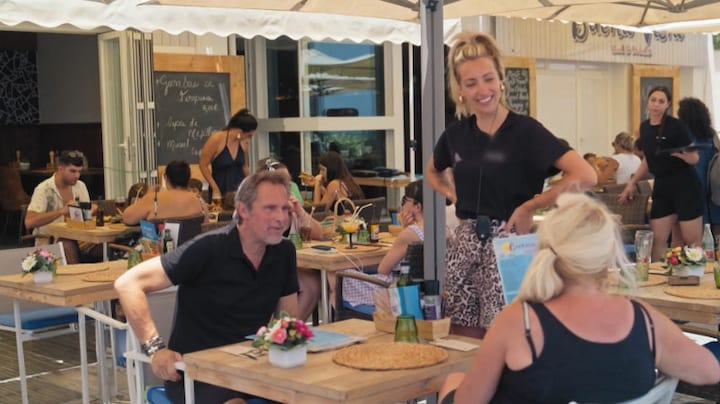 Monique en Peter stellen Denise op de proef op terras in De Hanslers