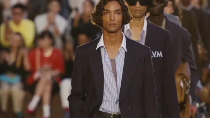 Il fattorino olandese di pizze Djairo Mulder al settimo cielo dopo l'apertura della sfilata di Louis Vuitton: 