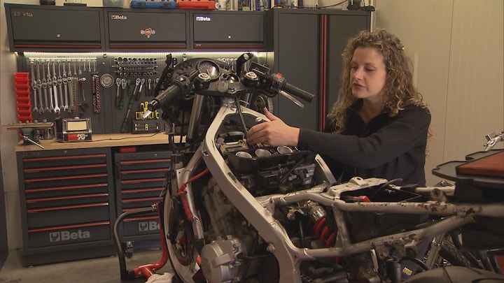 Lucy repareert motoren: 'Zonde dat vrouwen weinig doen met hun technisch inzicht'