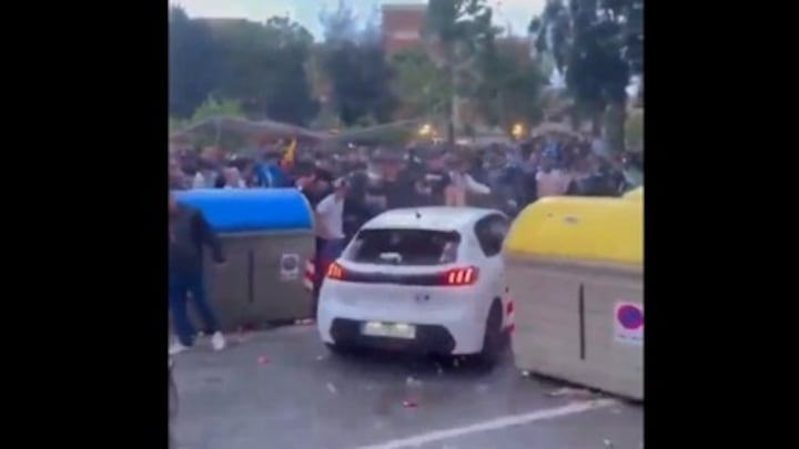 Auto rijdt in op menigte bij kampioenswedstrijd FC Barcelona