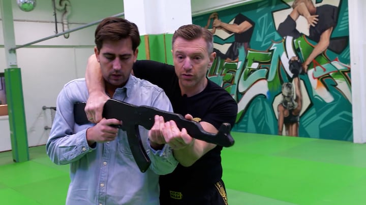 Iemand met een wapen overmeesteren? Zo gevaarlijk is dat