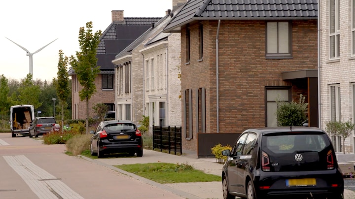 Dit huis moet volgens de buren afgebroken worden: staat te dicht bij de weg