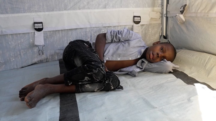 Dit jongetje komt net uit coma in ebolaziekenhuis, voor hem is er hoop