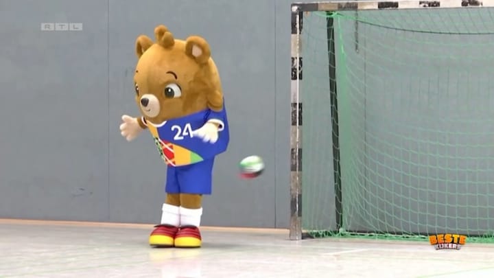 Panelleden liggen in een deuk om 'stekeblinde' mascotte