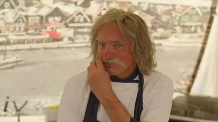 John de Bever verrast boezemvriendinnen Marian en Marian in Chantals Pyjama Party