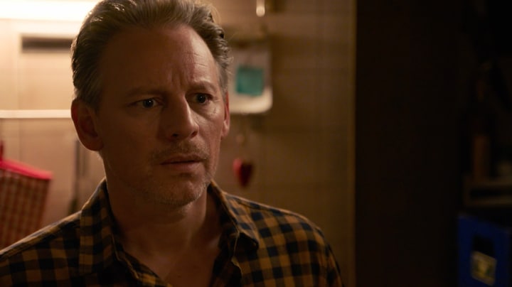 Julian vraagt Demi of ze verslaafd is