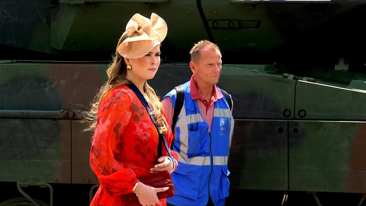 In het gips: Amalia weer aan het werk na breken arm 