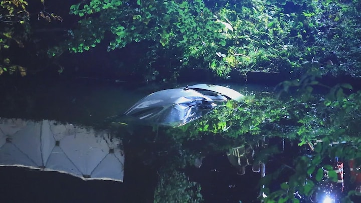 In beeld: auto belandt in water Amersfoort, drie twintigers overleden