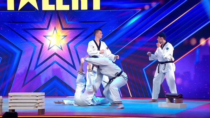 Taekwondo- en hapkidoteam breken planken en vingers tijdens martial arts-act