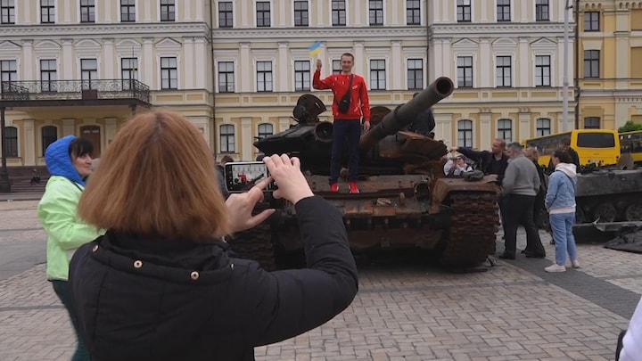 Inwoners Kiev lopen uit voor tentoonstelling verwoeste tanks