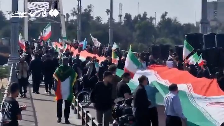 Menselijke kettingen bij bruggen en energiecentrales Iran