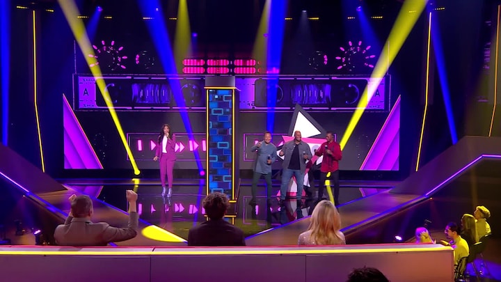 April Darby’s droom komt uit als ze erachter komt dat ze met Re-Play zingt