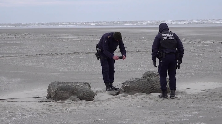 In beeld: douane onderzoekt verdachte pakketten op strand Terschelling