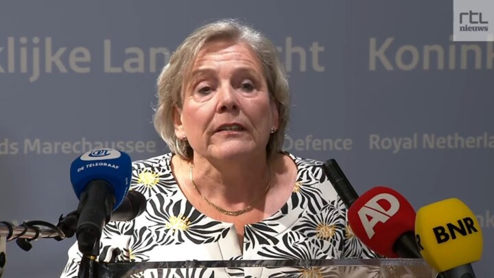 Defensieminister Bijleveld stapt toch op