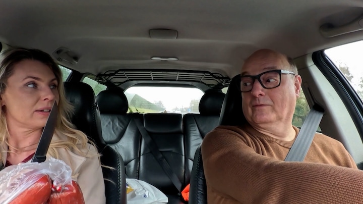 Greetje uit Urk! schrikt van 'enorme paardenworst' in auto