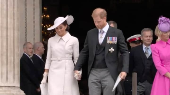 'Harry en Meghan gedroegen zich als boze pubers tijdens festiviteiten Queen'